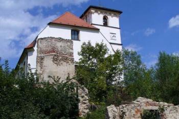 Hazlov - pohled na ruiny paláce s věží kostela (© Pavel Jarý,  20.08.2006)