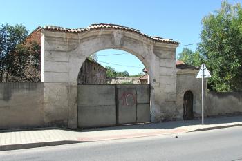 Barokní brána do dvora v Kojeticích ( © Pavel Vítek 07/2018)