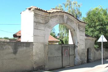 Barokní brána do dvora v Kojeticích ( © Pavel Vítek 07/2018)