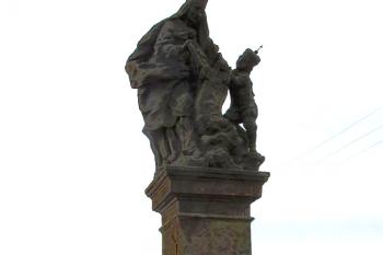Sousoší sv. Ludmily a sv. Václava ve Středoklukách ( © Pavel Vítek 08/2018)