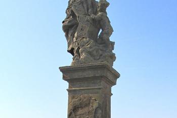 Sousoší sv. Ludmily a sv. Václava ve Středoklukách ( © Pavel Vítek 08/2018)