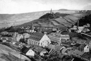 dobová pohlednice s hradem, v popředí kostel sv. Jáchyma ( ©  anon.)