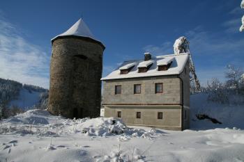 Věž s novostavbou ( © Petr Nožička 01/2010)