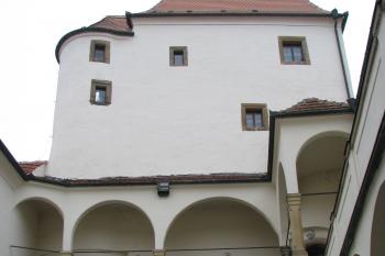 Pohled na věž s arkádovými ochozy (© Pavel Lasztovicza, 12/2016)