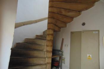 Schody vých. válcové věže zabezpečující vstup do patrové lodžie sev. křídla a ochozu vých. křídla (© Dušan Dohňanský  11/2021)