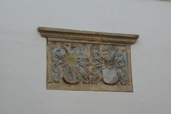 Erbovní deska z roku 1559, kdy Jaroslav z Kunovic vystavěl jižní křídlo (© Dušan Dohňanský  11/2021)