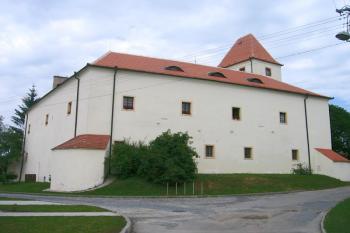 Hlucká tvrz ( © Pavel Vítek 06/2007)