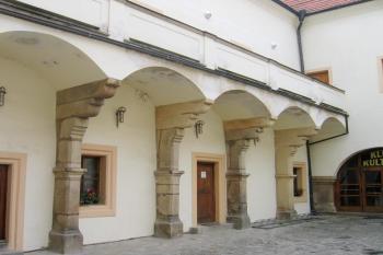 Hlucká tvrz ( © Pavel Vítek 06/2007)