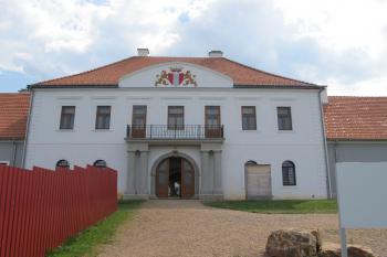 Severní průčelí s balkonem neseným sloupy (© Dušan Dohňanský 07/2017)