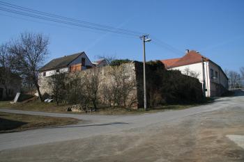 Pohled na tvrz ( © Petr Nožička 03/2011)