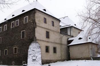 Pohled na tvrz od severovýchodu ( © Jan P. Štěpánek 12/2006)