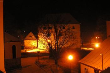 Pohled na tvrz od města ( © Jan P. Štěpánek 12/2006)