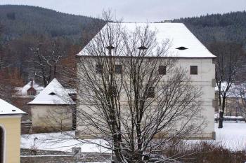 Tvrz  od centra města ( © Jan P. Štěpánek 12/2006)