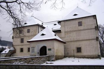 Pohled na vstupní část tvrze od severu ( © Jan P. Štěpánek 12/2006)