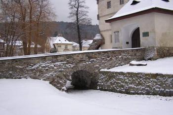 kamenný most přes příkop ( © Jan P. Štěpánek 12/2006)