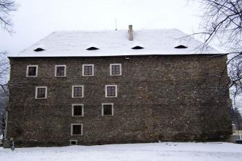 Jižní křídlo tvrze ( © Jan P. Štěpánek 12/2006)
