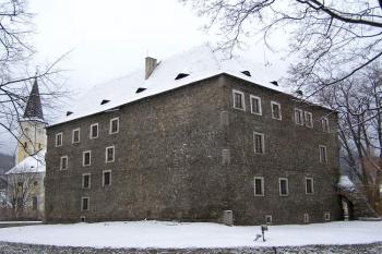 Tvrz od jihovýchodu ( © Jan P. Štěpánek 12/2006)