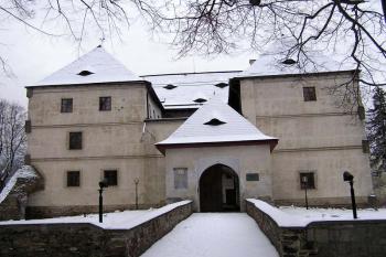 severní, vstupní fronta tvrze ( © Jan P. Štěpánek 12/2006)