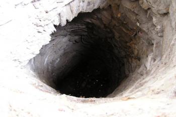 Studna v nádvoří tvrze ( © Jan P. Štěpánek 12/2006)