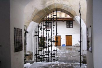 Vnější strana vstupní brány ( © Jan P. Štěpánek 12/2006)