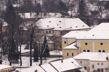 Pohled na tvrz z lázeňské promenády nad Jeseníkem ( © Jan P. Štěpánek 12/2006)