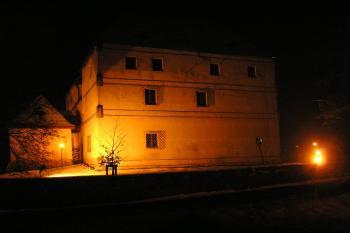 Západní fasáda tvrze v noci ( © Jan P. Štěpánek 12/2006)