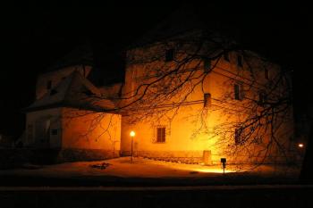 severozápadní nároží tvrze v noci ( © Jan P. Štěpánek 12/2006)