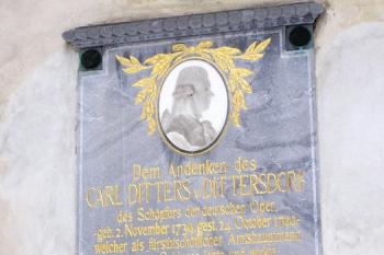 Pamětní deska při bráně upomínající na Karla Ditterse z Dittersdorfu (© Jan P. Štěpánek, 12/2006)