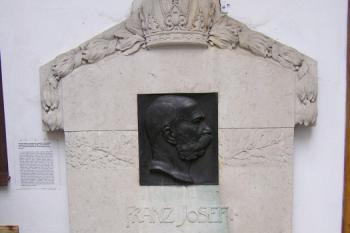 kamenná deska upomínající na 60. výročí panování Františka Josefa I. (© Jan P. Štěpánek, 12/2006)