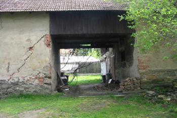 Průjezd do vnitřního nádvoří potencionální tvrze (© Dušan Dohňanský 09/2018)