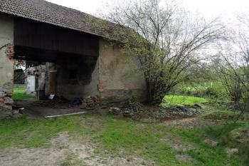 Hospodářské stavení v místech lokality předpokládané tvrze (© Jan P. Štěpánek 04/2015)