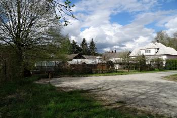centrální plocha lokality předpokládané tvrze od jihozápadu (© Jan P. Štěpánek 04/2015)