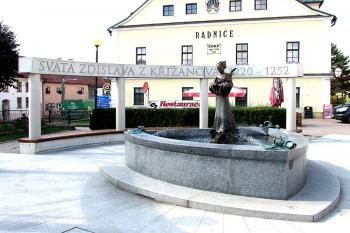 Pomník sv. Zdislavy na náměstí v Křižanově. ( © Pavel Vítek 09/2018)
