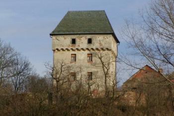 Celkový pohled z údolí od potoka (© Filip Matoušek, 2002)