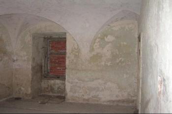 Klenuté přízemí ( © Petr Turyna 05/2004)