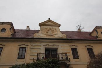 Čelní fasáda (© Luděk Vláčil 10/2018)