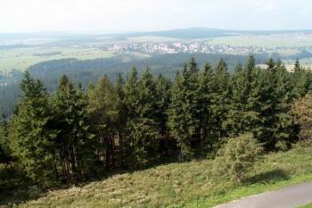 pohled z Plešivce, v pozadí Abertamy (2003 ©Václav Hodek)