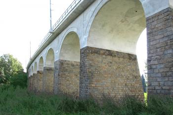 Železniční viadukt přes řeku Oslavu u Sazomína ( © Pavel Vítek 09/2018)