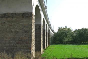 Železniční viadukt přes řeku Oslavu u Sazomína ( © Pavel Vítek 09/2018)