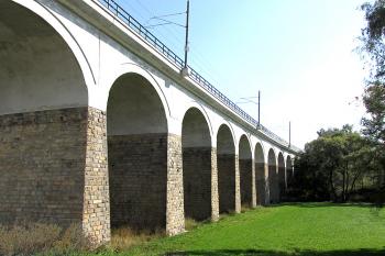 Železniční viadukt přes řeku Oslavu u Sazomína ( © Pavel Vítek 09/2018)