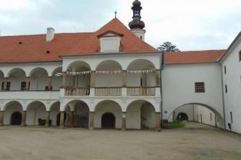 Východní křídlo napojené na stavbu kostela (© Dušan Dohňanský 10/2020)