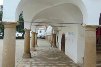 Přízemní arkádová chodba vých. křídla (© Dušan Dohňanský 10/2020)