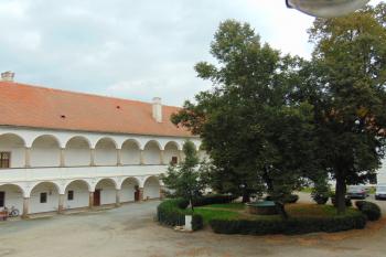 Arkády záp.křídla (© Dušan Dohňanský 10/2020)
