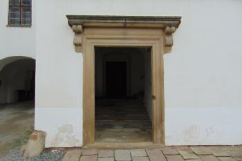 Portál vstupu do záp. křídla (© Dušan Dohňanský 10/2020)
