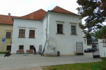 Nejmladší jz.křídlo z konce 18. stol. napojené na původní záp.křídlo (© Dušan Dohňanský 10/2020)