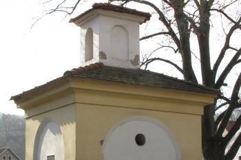 Kaplička v Blevicích ( © Pavel Vítek 03/2018)