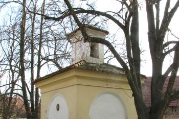 Kaplička v Blevicích ( © Pavel Vítek 03/2018)