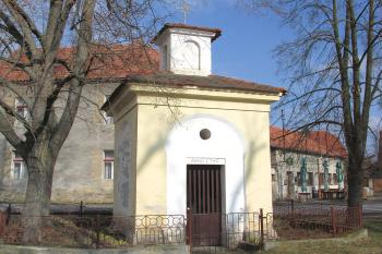 Kaplička v Blevicích ( © Pavel Vítek 03/2018)