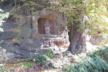 Kaplička se sochou sv. Jana Nepomuckého v Sosnové u České Lípy ( © Pavel Vítek 10/2018)