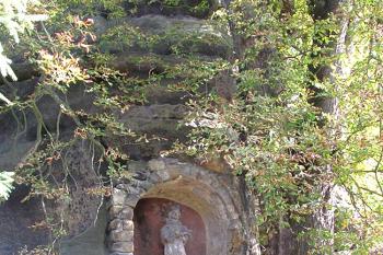 Kaplička se sochou sv. Jana Nepomuckého v Sosnové u České Lípy ( © Pavel Vítek 10/2018)